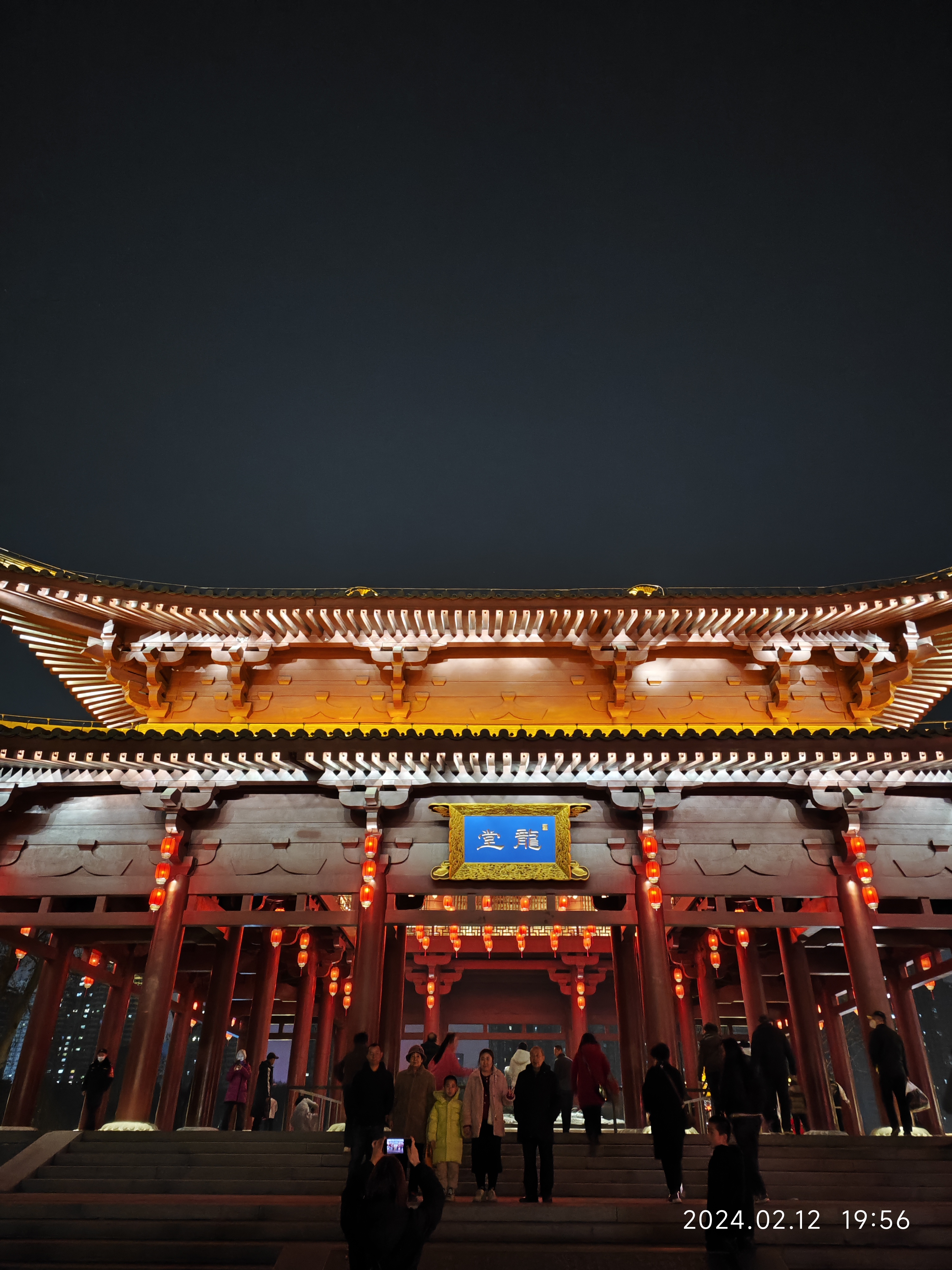 在西安南郊有一座著名的唐帝国皇家兴庆宫​,兴庆宫里面有一座