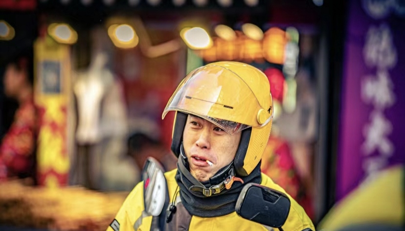 《黄色旋风:外卖小哥的忙碌与坚守》 在城市的每个角