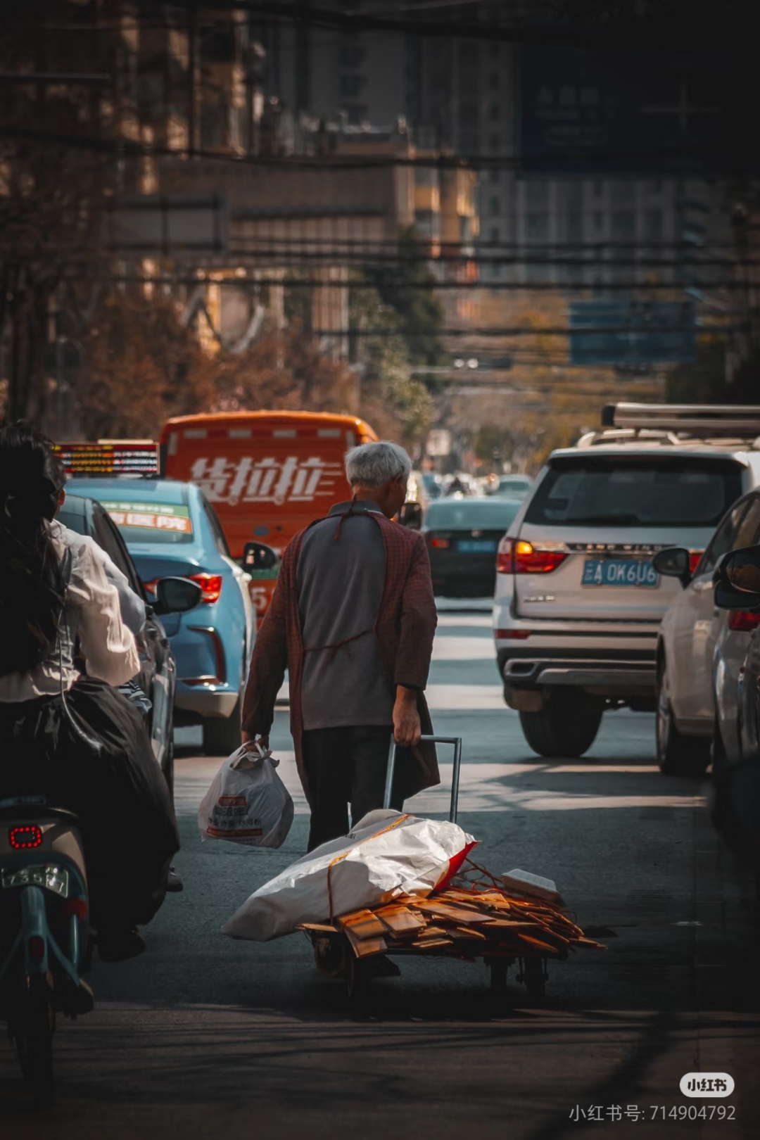 骑着电动车穿梭的外卖小哥,推车叫卖的小贩,拉着货