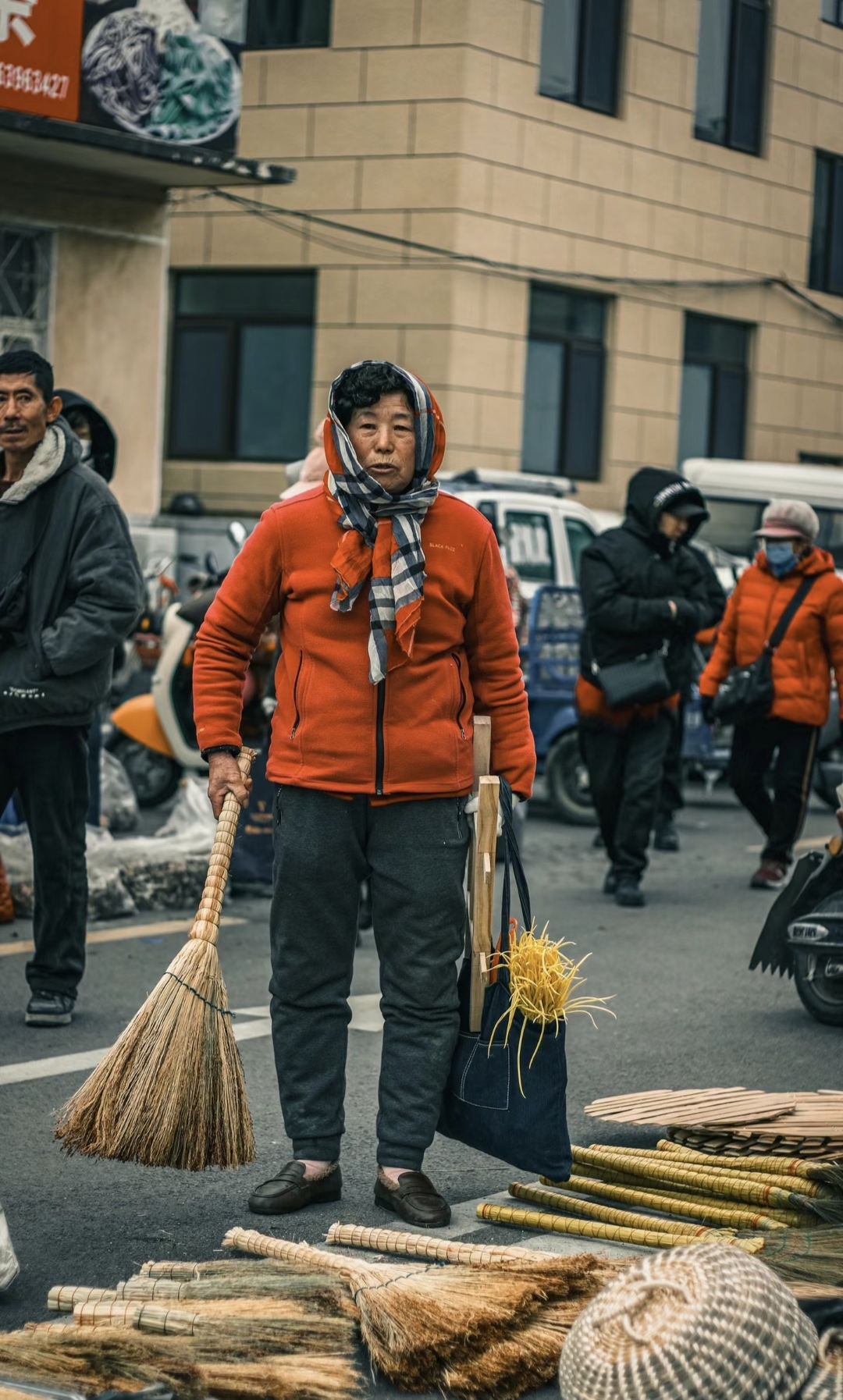 这里是平凡人的舞台,用忙碌与坚守,编织出生活的温暖诗篇,让人动容