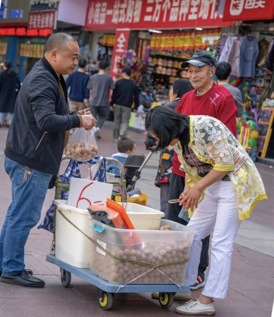 《人间烟火:大街小巷的生活之美》 丰富多彩的市井生活