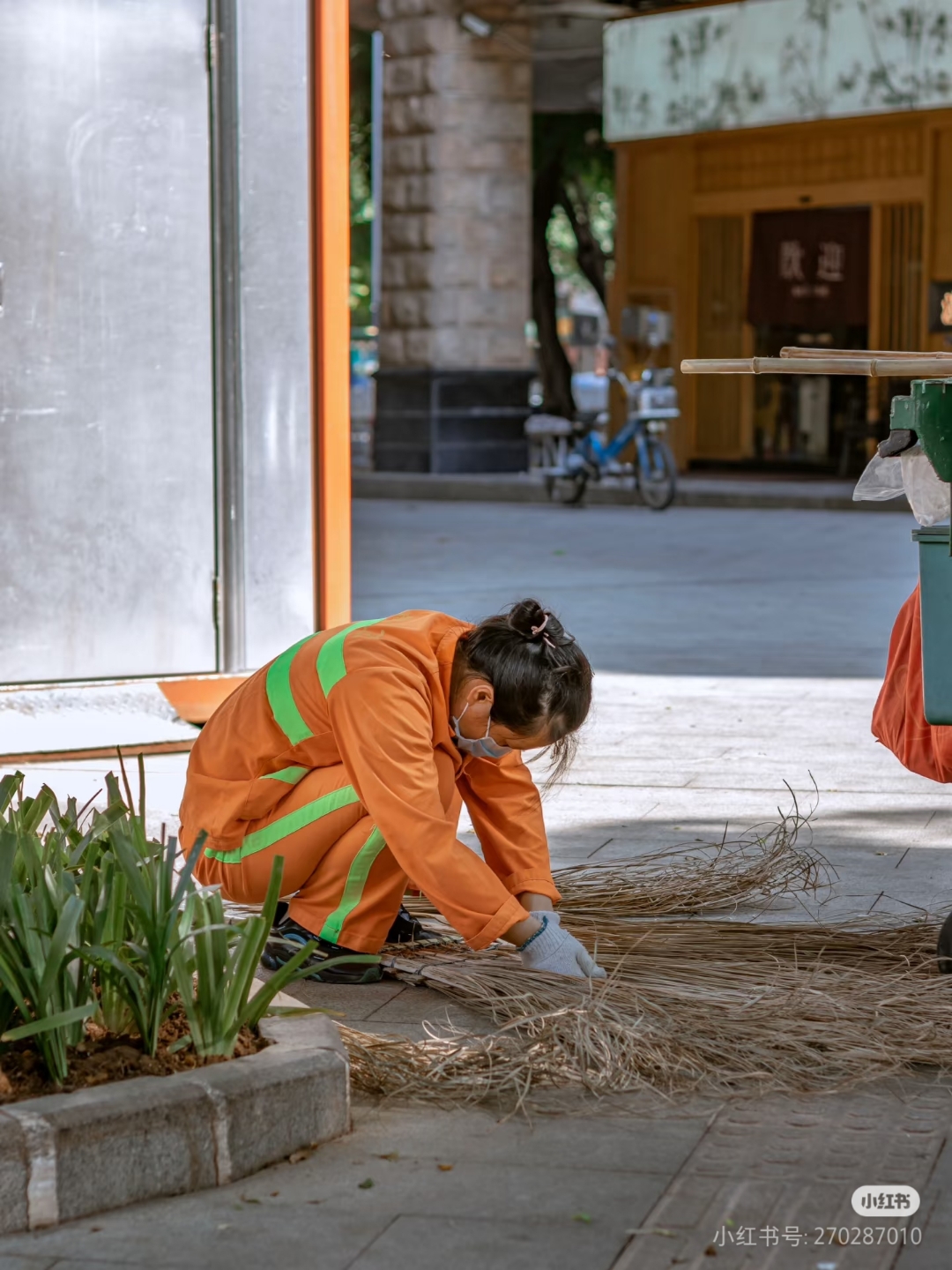在党群服务中心周边,平凡日常绘就城 环卫工具修理环卫工人笑容对扫把