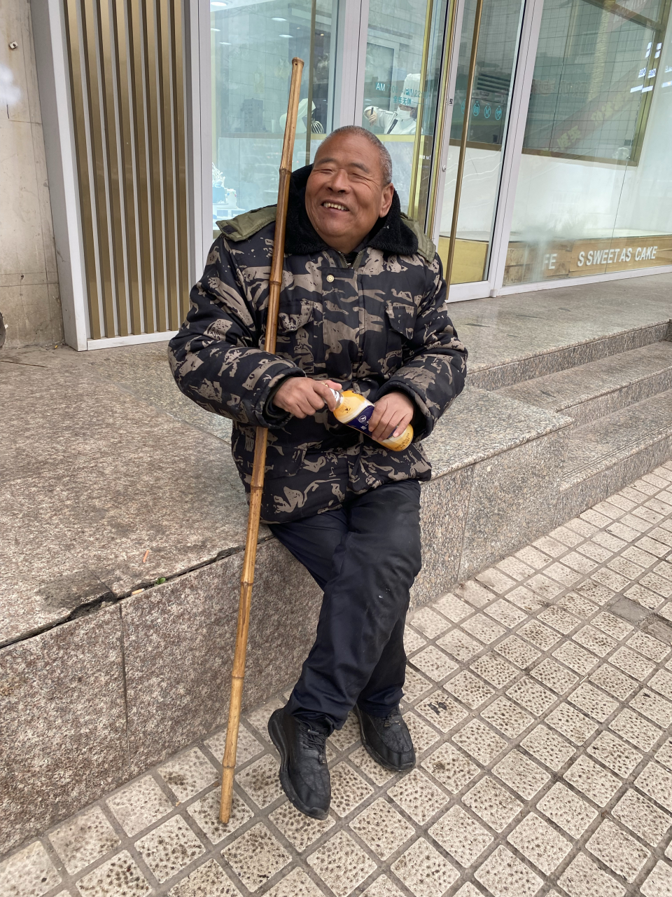 前几天早上去保养助听器,天气阴冷,下着小雨,大约九