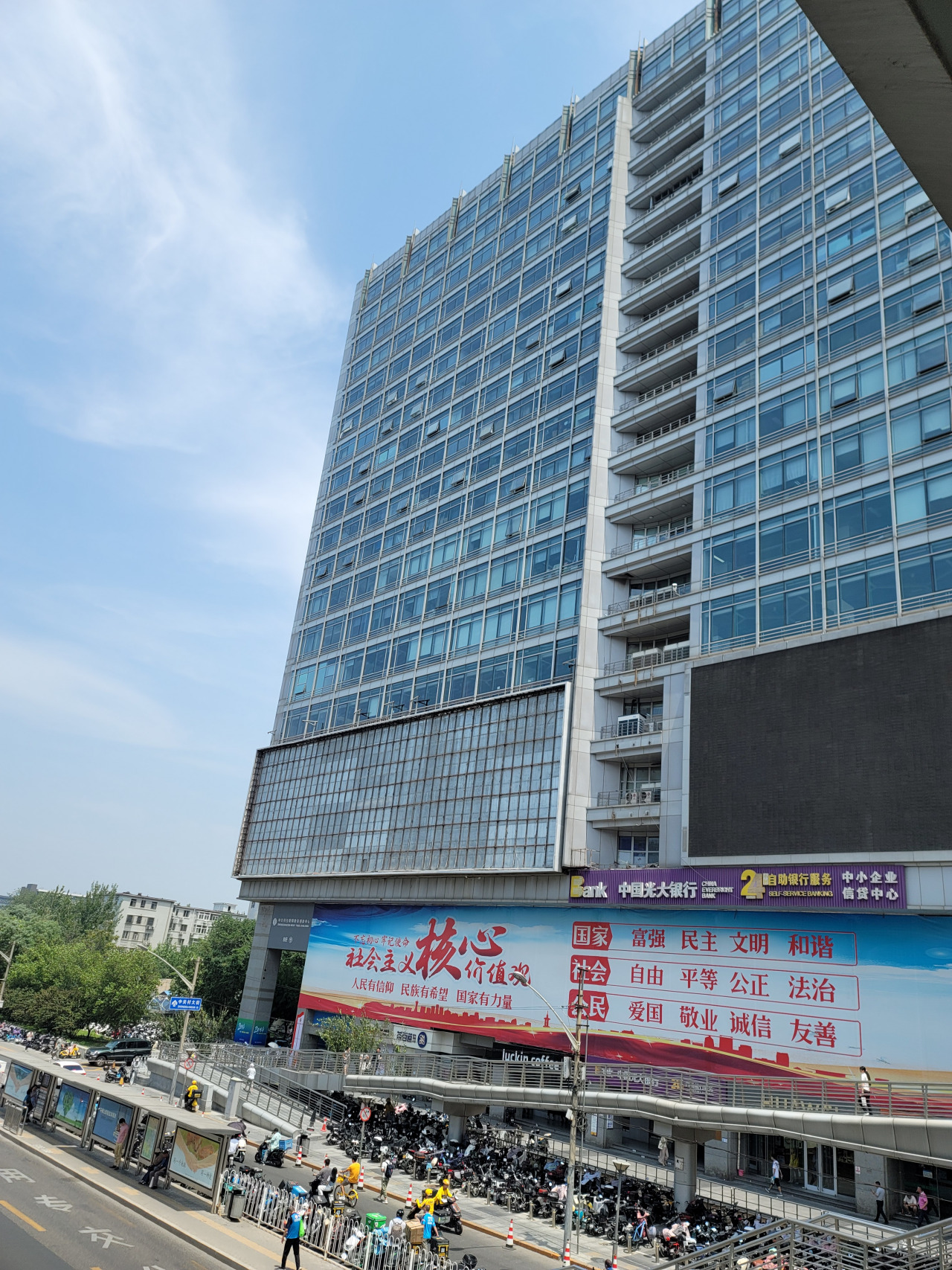 今天到北京中关村办点事,昔日熙熙攘攘的中关村大街早已物是人非,只有
