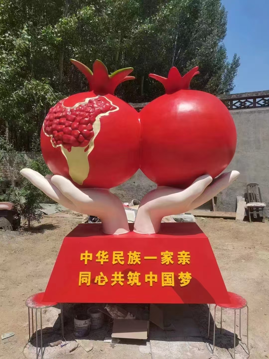 玻璃钢石榴籽雕塑,民族团结题材雕塑制作