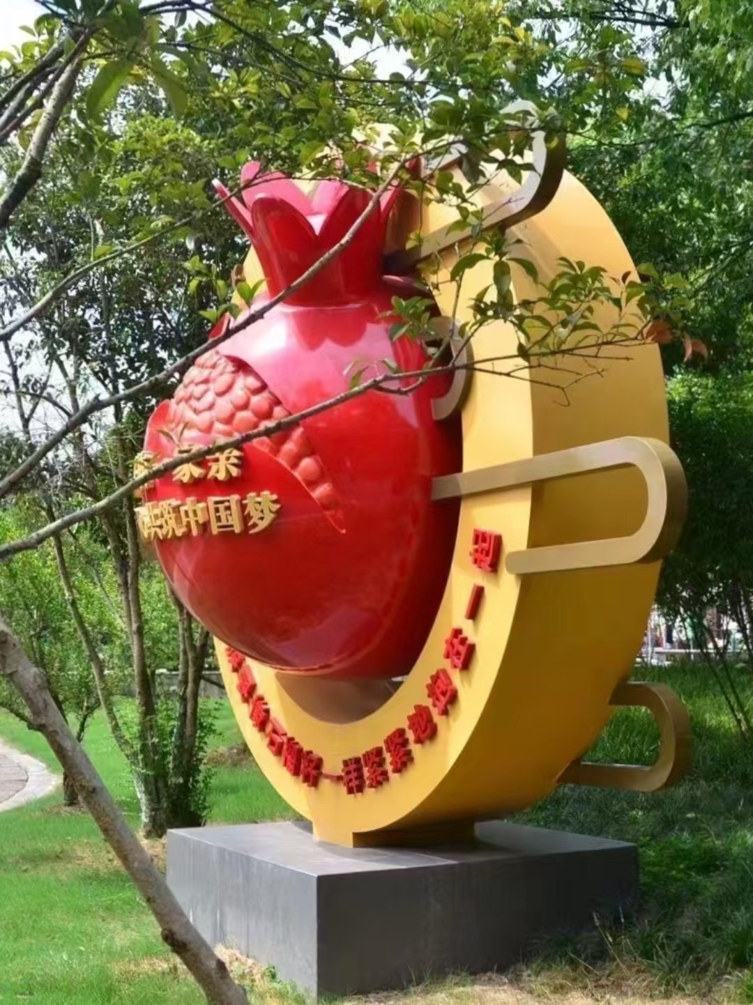 民族团结石榴籽雕塑