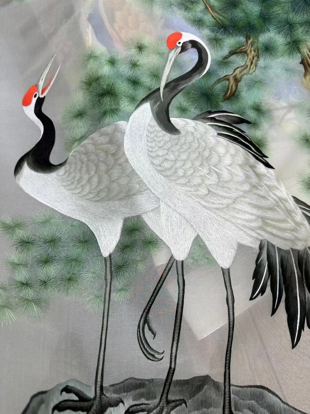 手绣精美松鹤图