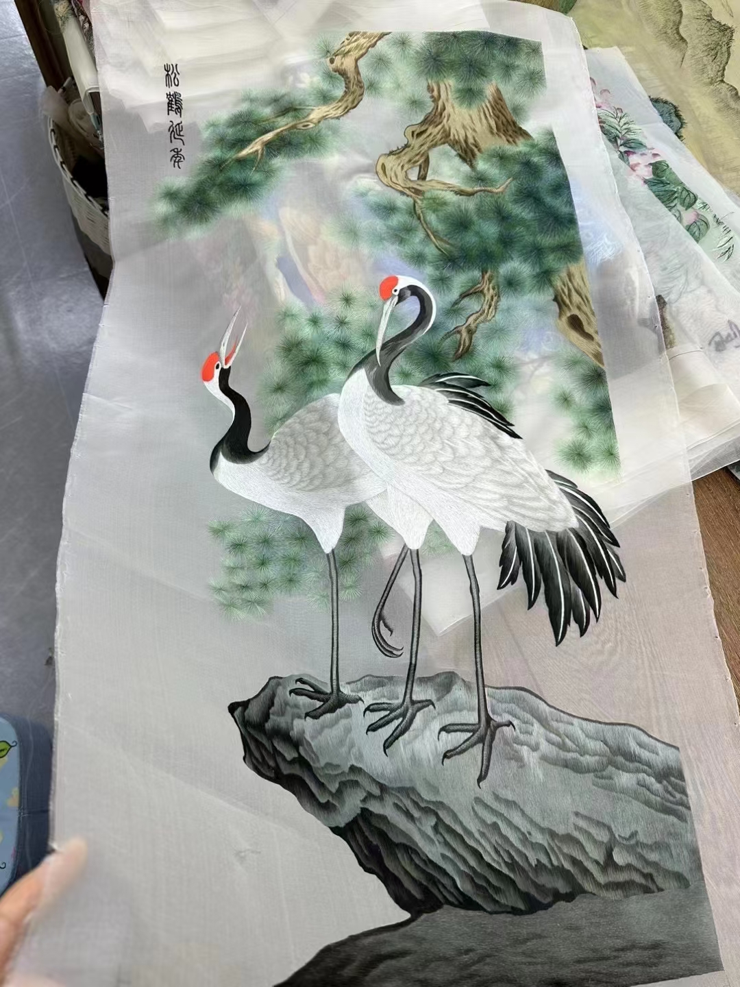 手绣精美松鹤图