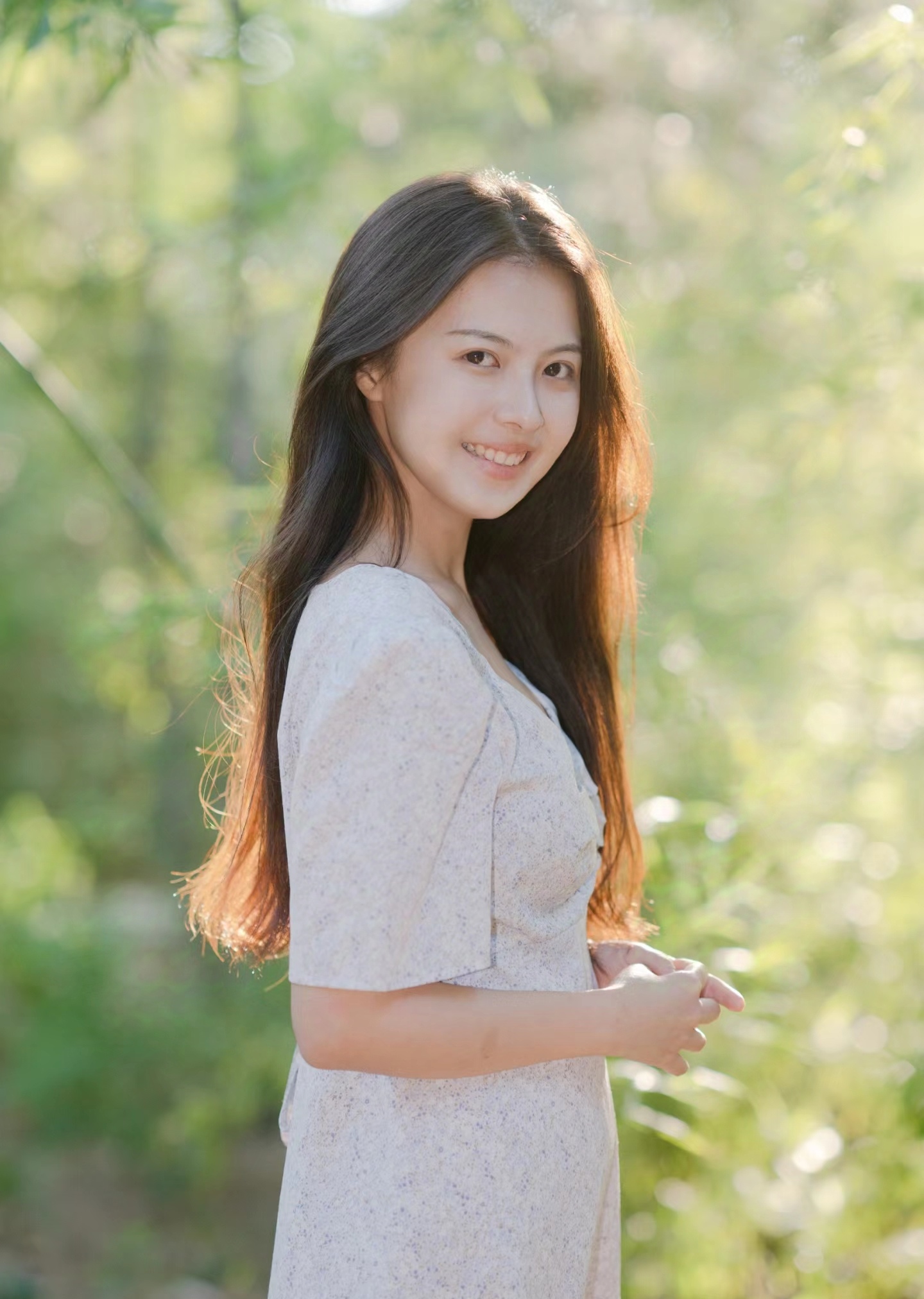 在一个宁静的午后,一位年轻的女子站在古老建筑旁