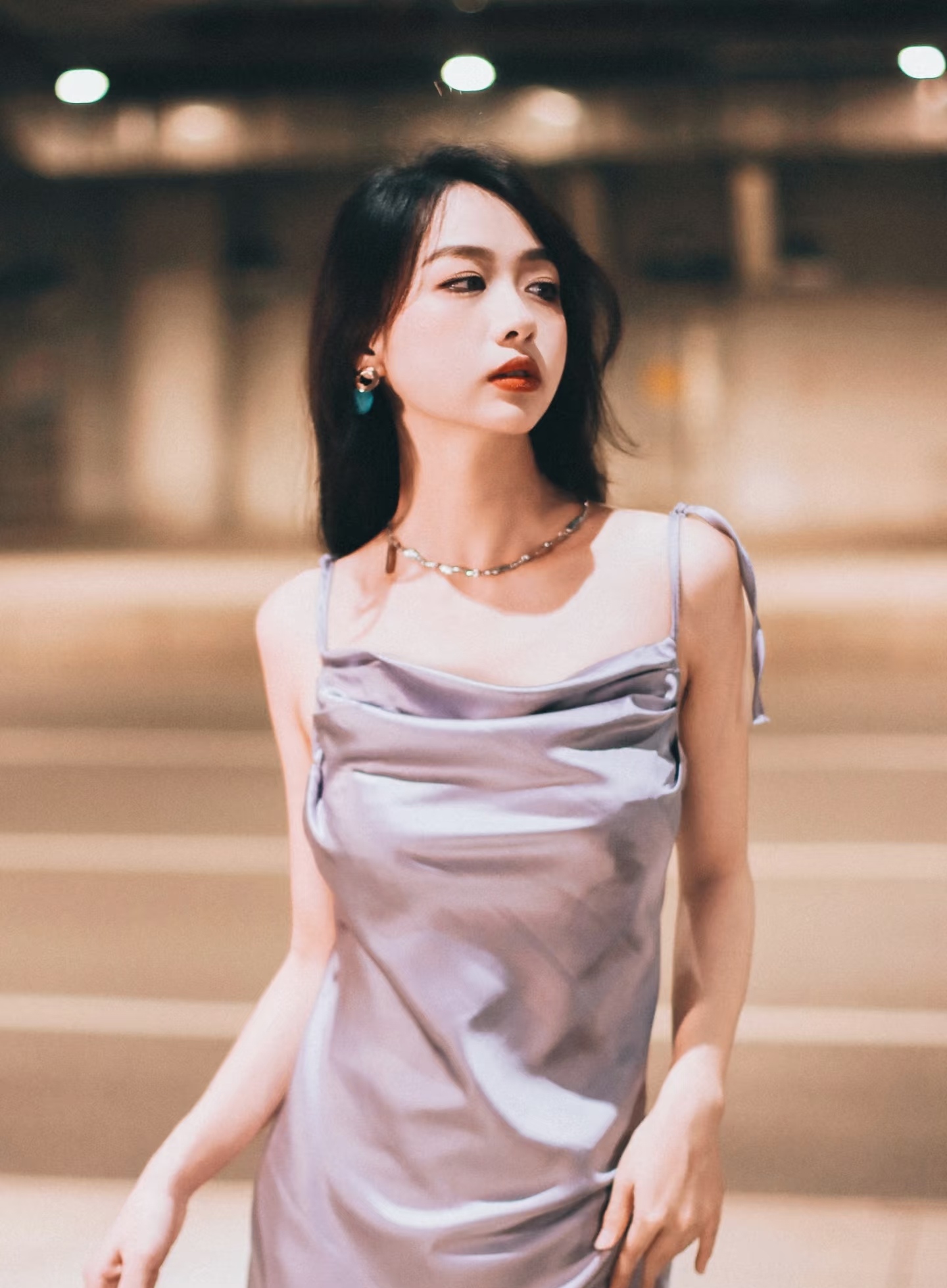 孤独下的沉思  在一个宁静的夜晚,一