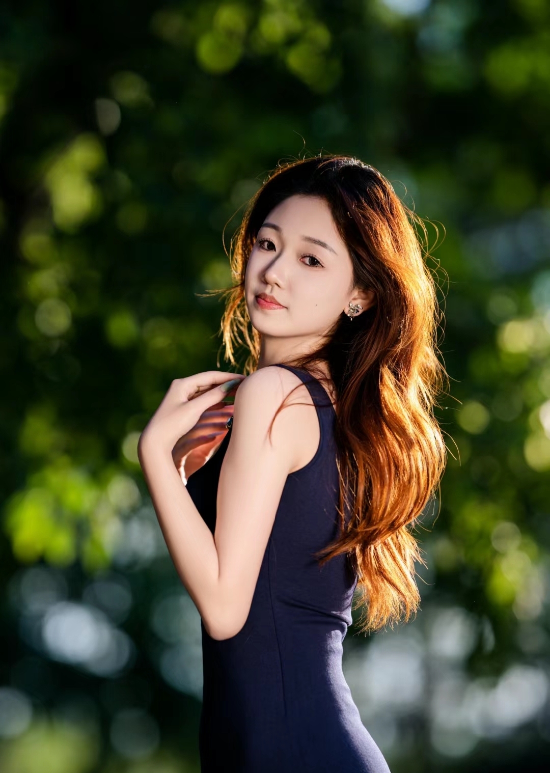 在一个宁静的午后,阳光透过树叶的缝隙,轻轻地洒在了李贞贤的身上