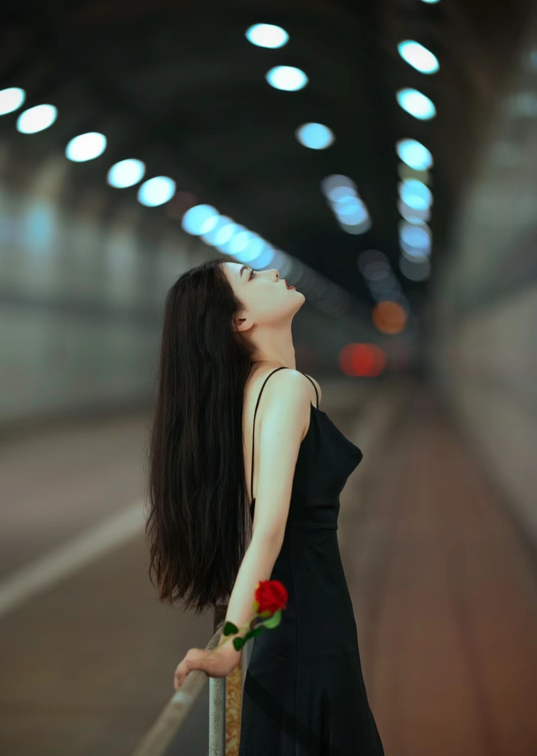 标题:夜的独白  夜幕低垂,万籁俱寂,一幅名为《夜