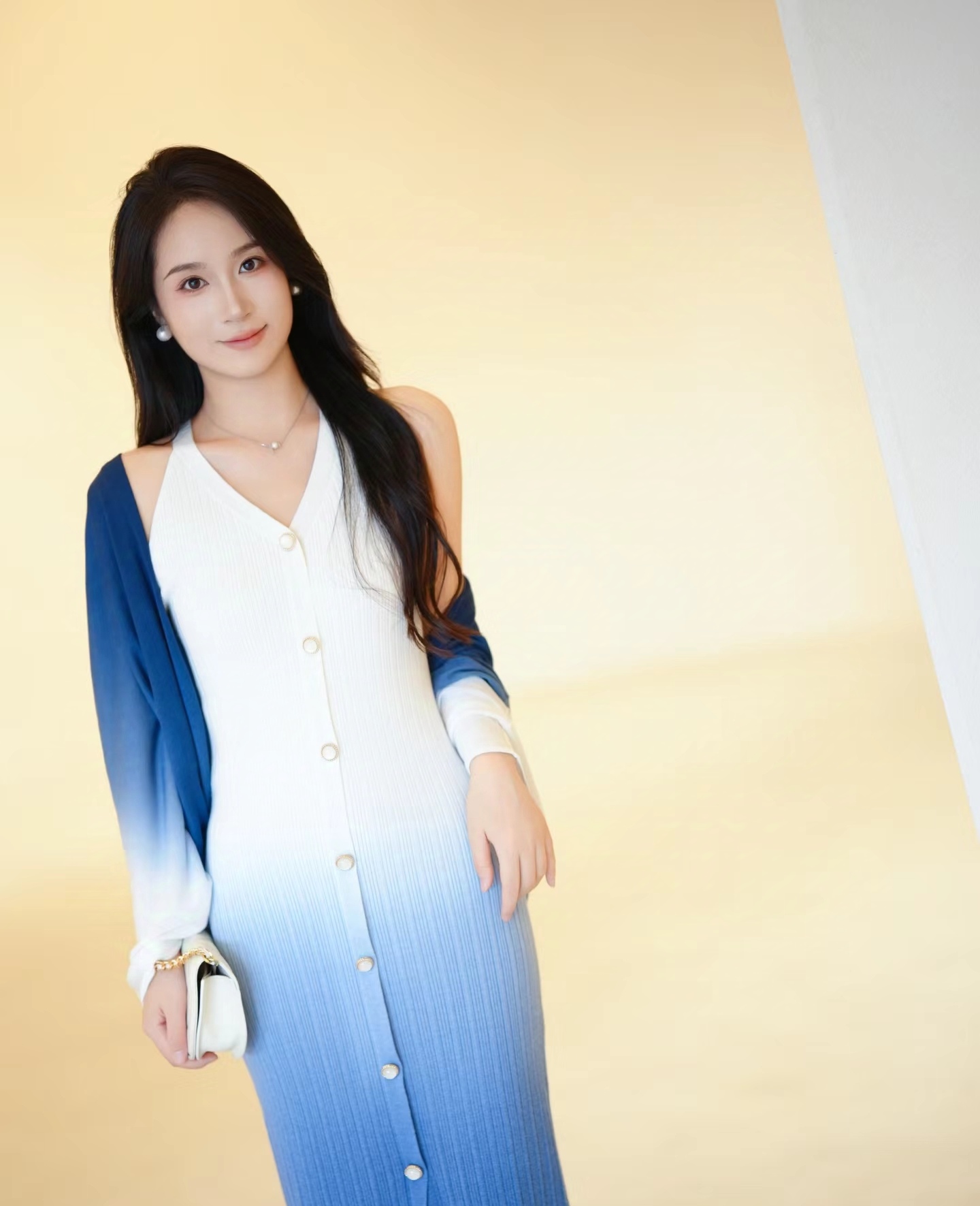 在一个宁静的午后,阳光透过窗户,温柔地洒落在一位优雅女士的身上