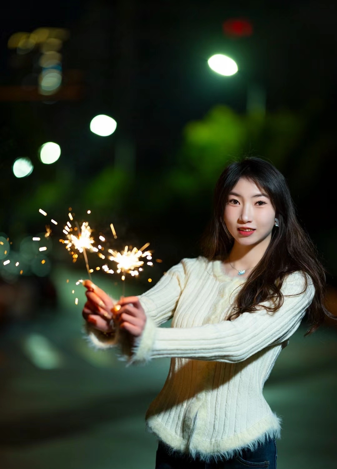 镜头下,她身着毛衣与蓝色牛仔裤,宛如一幅流动的画卷