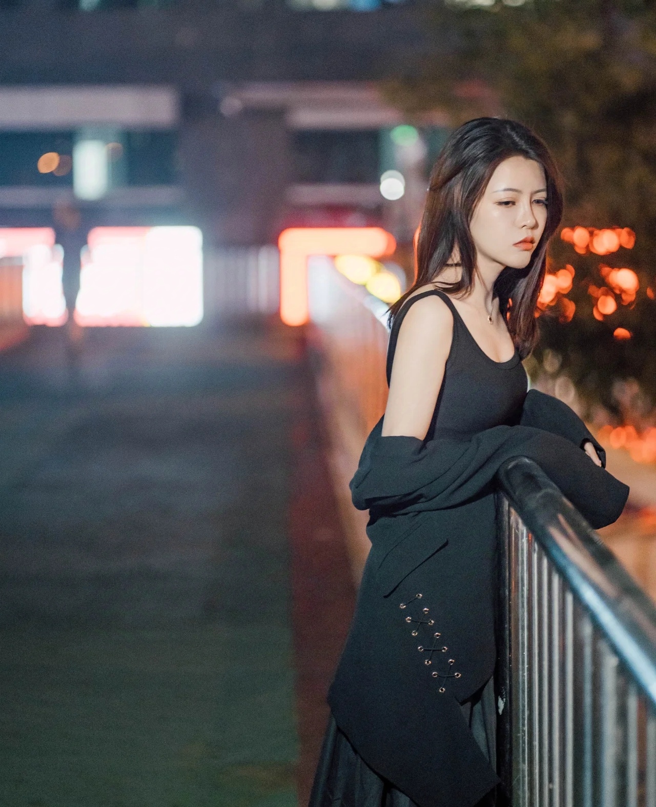 在繁华都市的深夜,有一位名叫林悠然的女性独自站在桥上,她的身影在