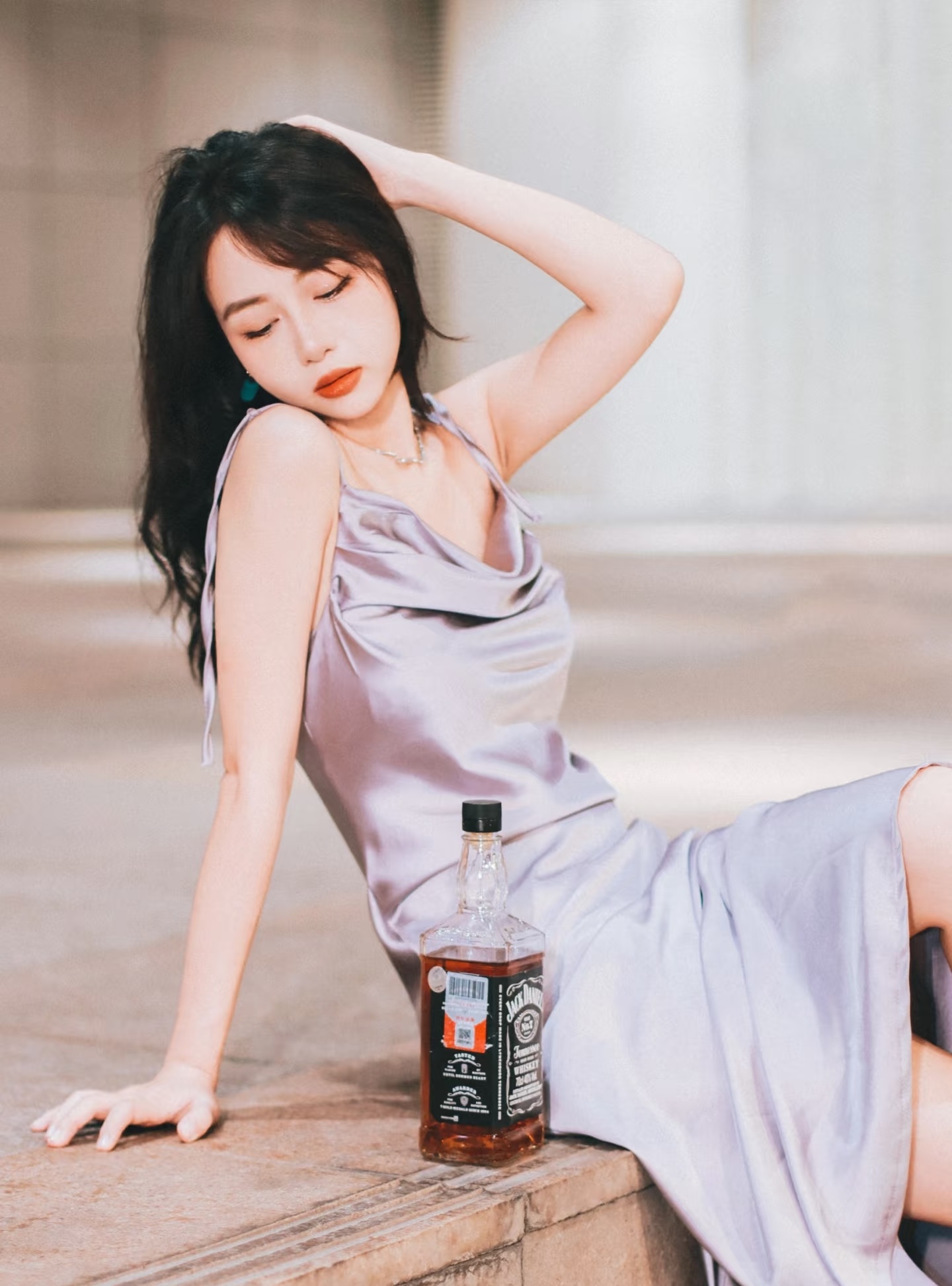 孤独下的沉思  在一个宁静的夜晚,一