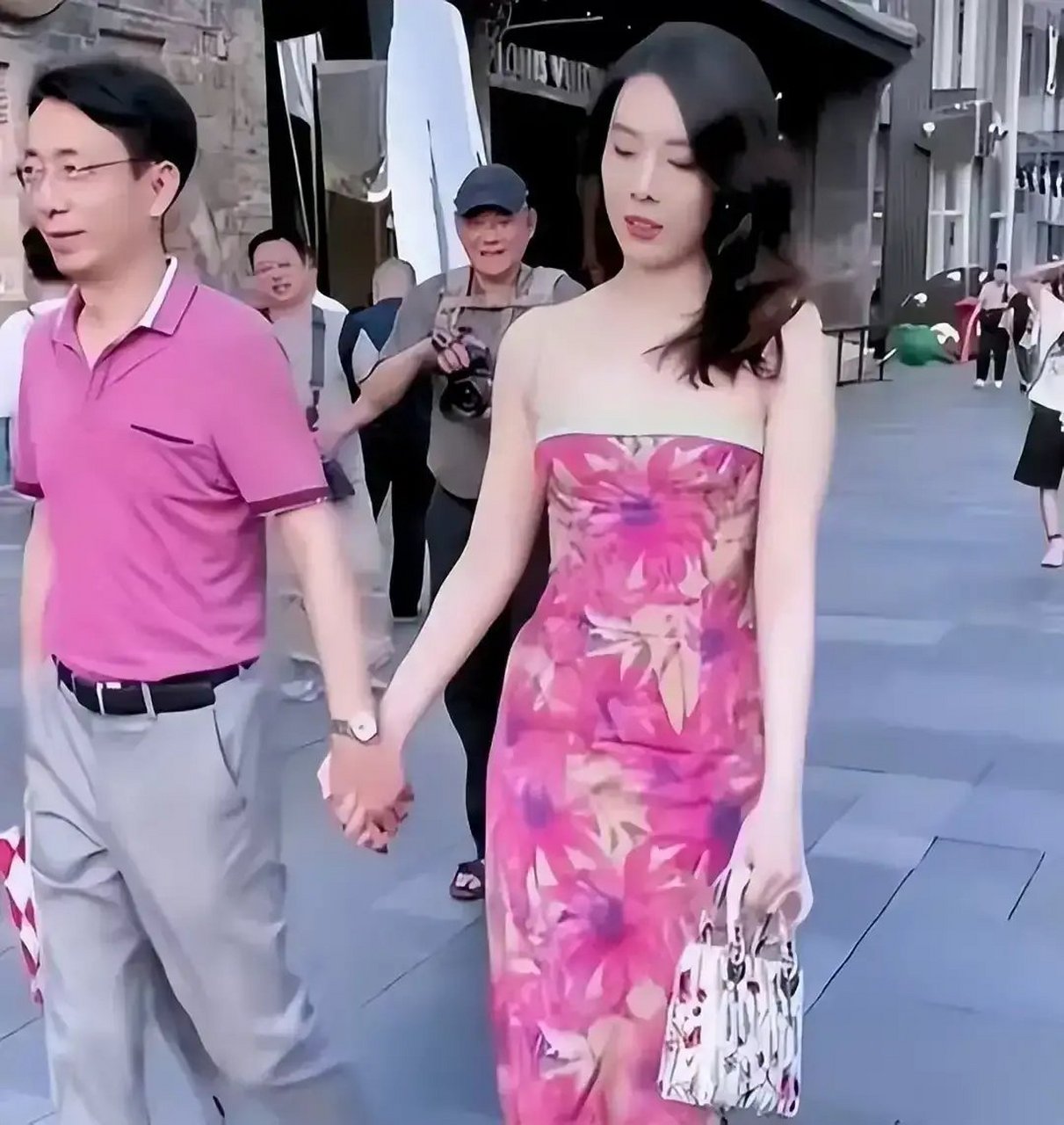 现在的正常女人就是累,上有老,下有小,中间还要自己还房贷,柴米油盐