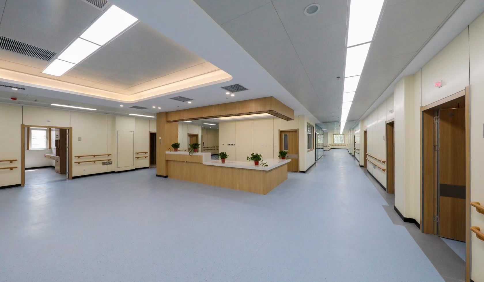 首先,医院装修需要考虑的因素要比家庭装修多得多.