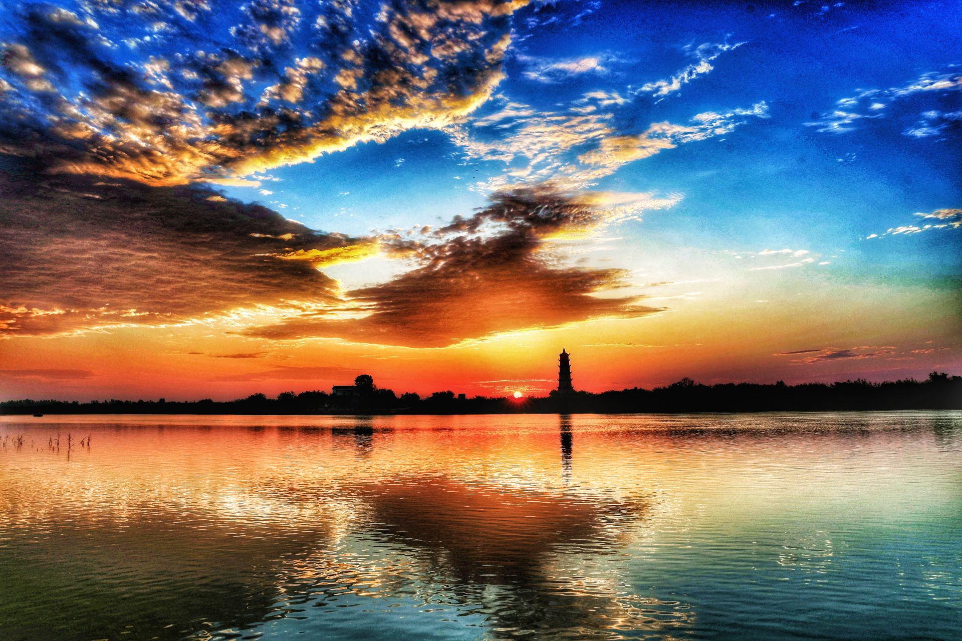 日出江花红胜火