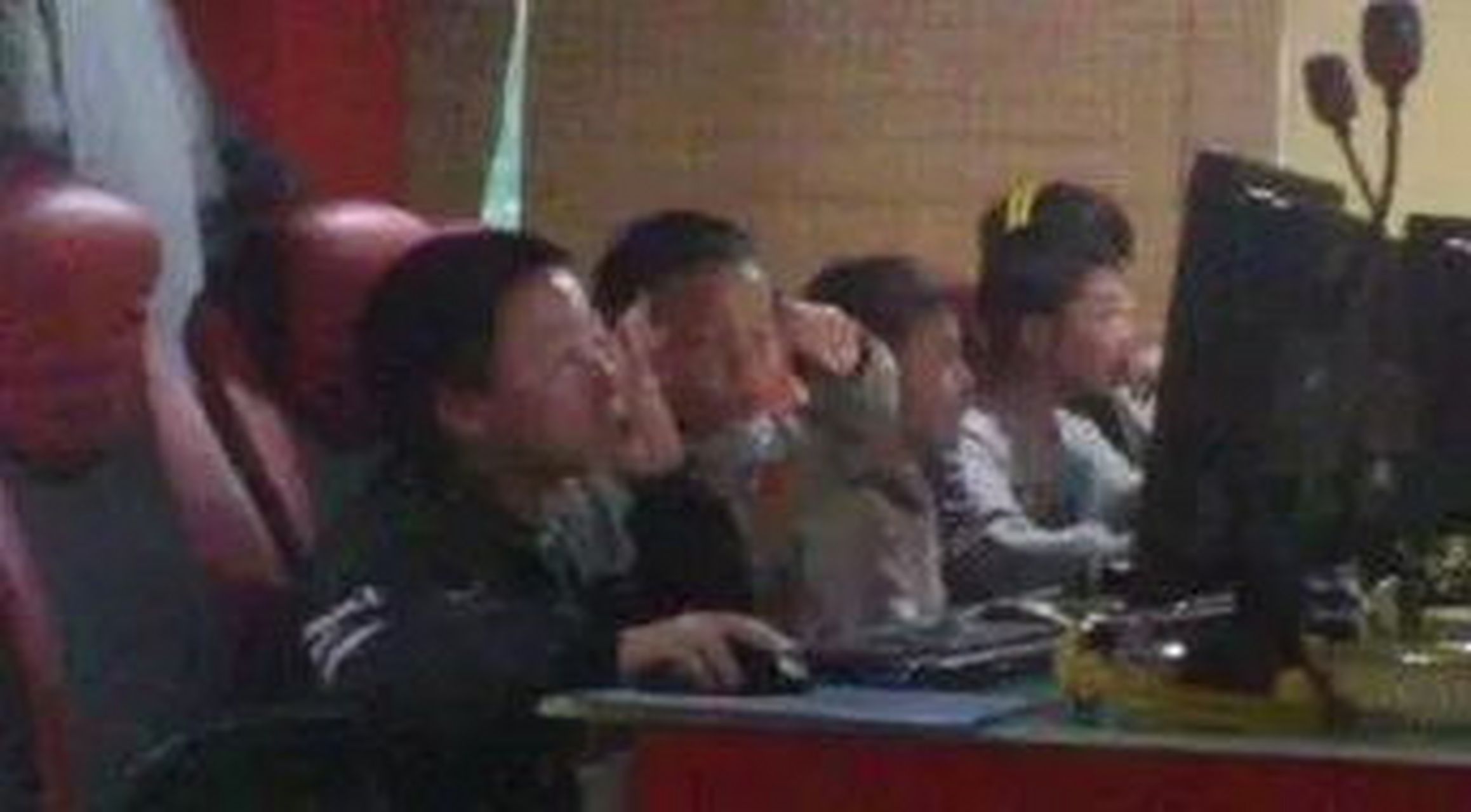 英雄联盟# #网吧五连坐# 不知不觉lol已经运行了九年了,想起初中那时