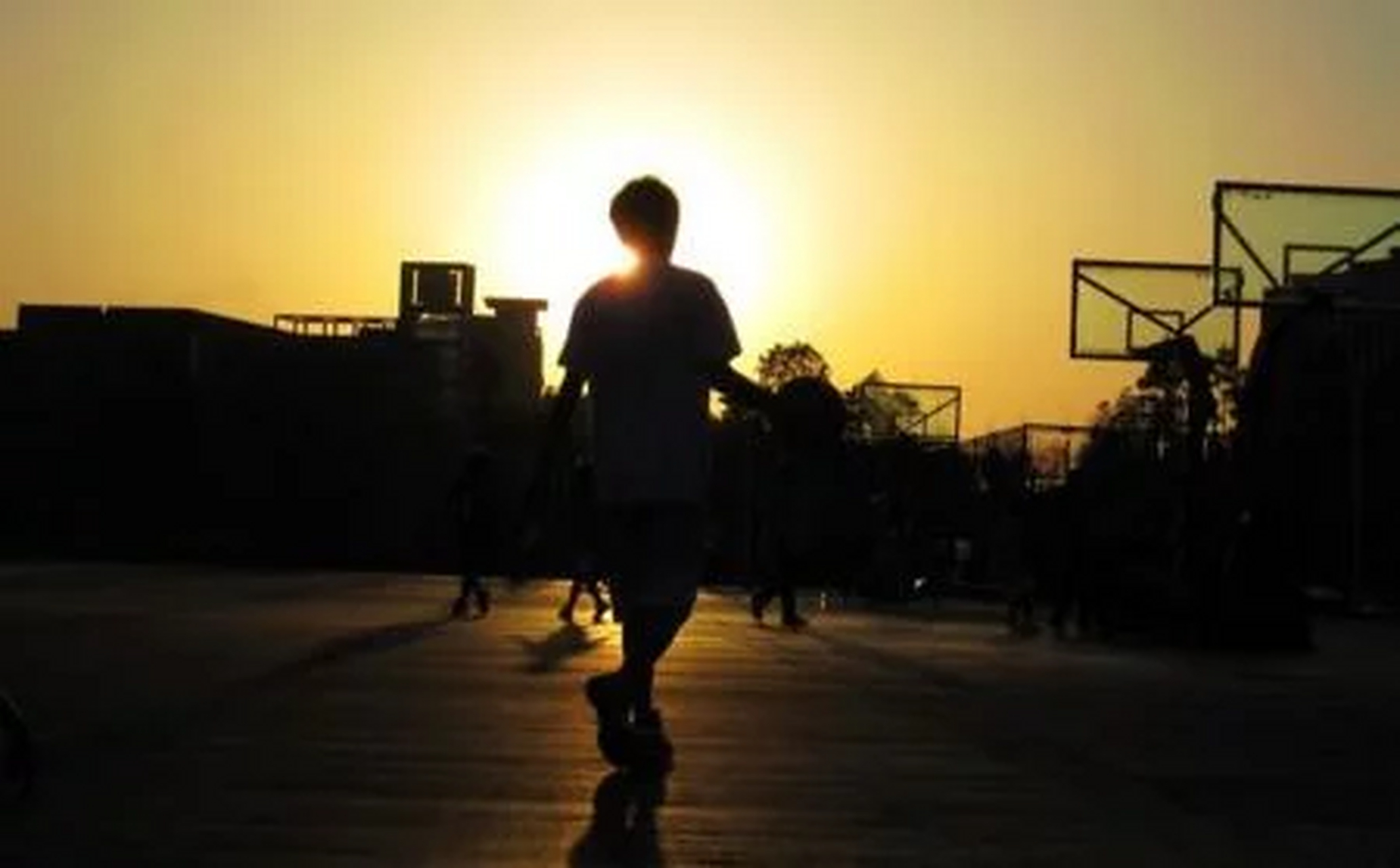 打篮球男生背影图片高清图片