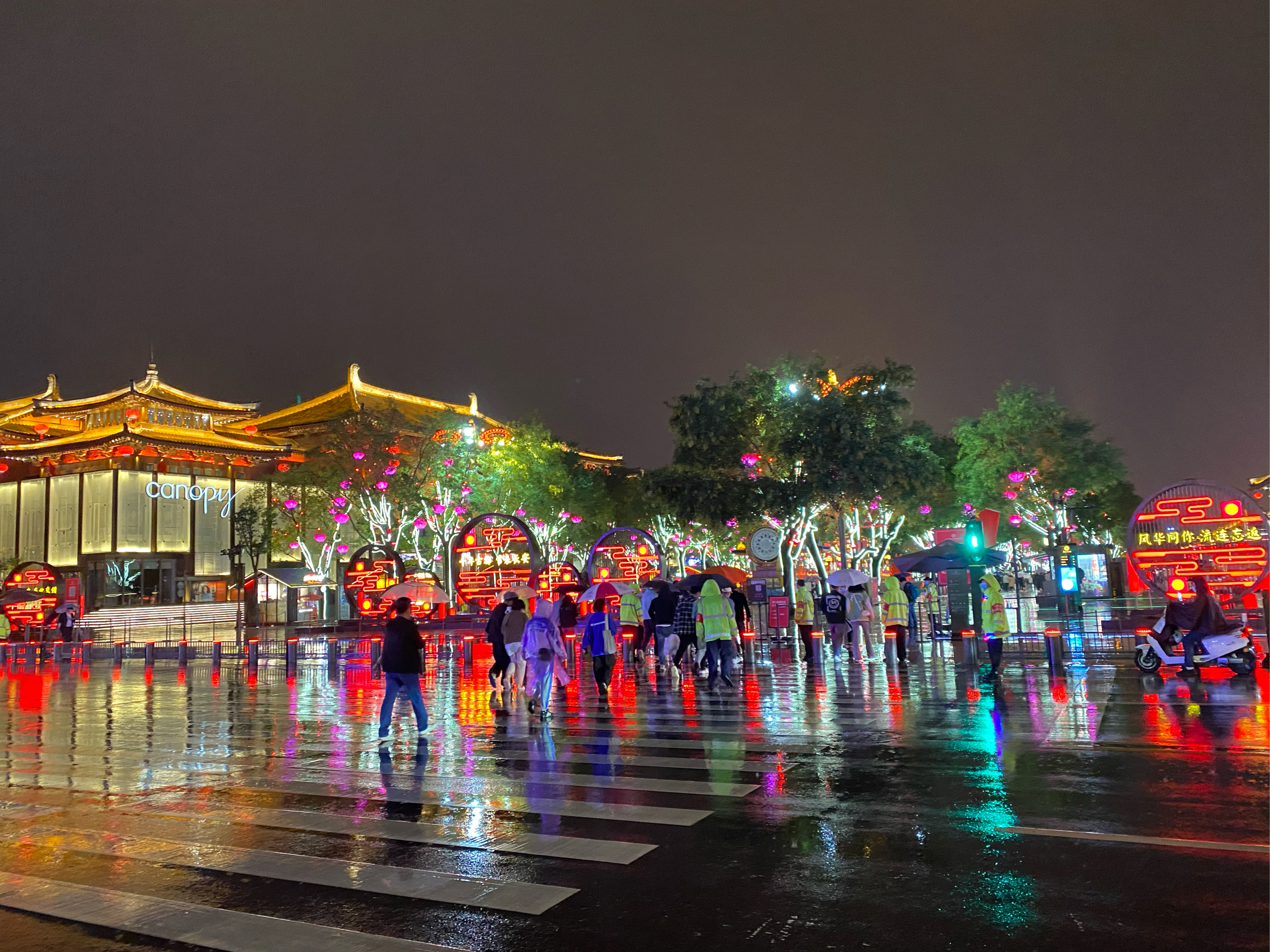 大唐不夜城雨景图片