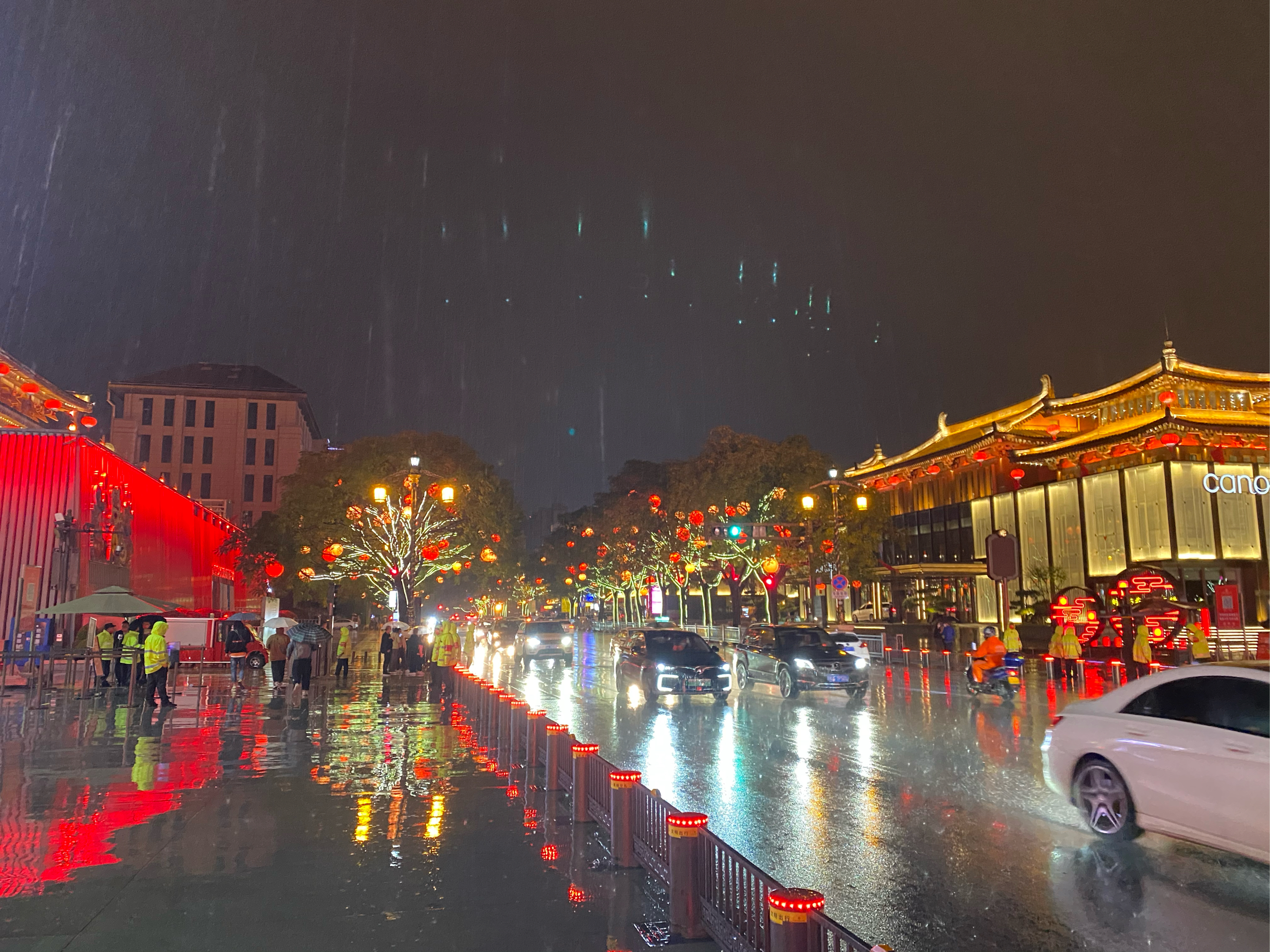 大唐不夜城雨景图片