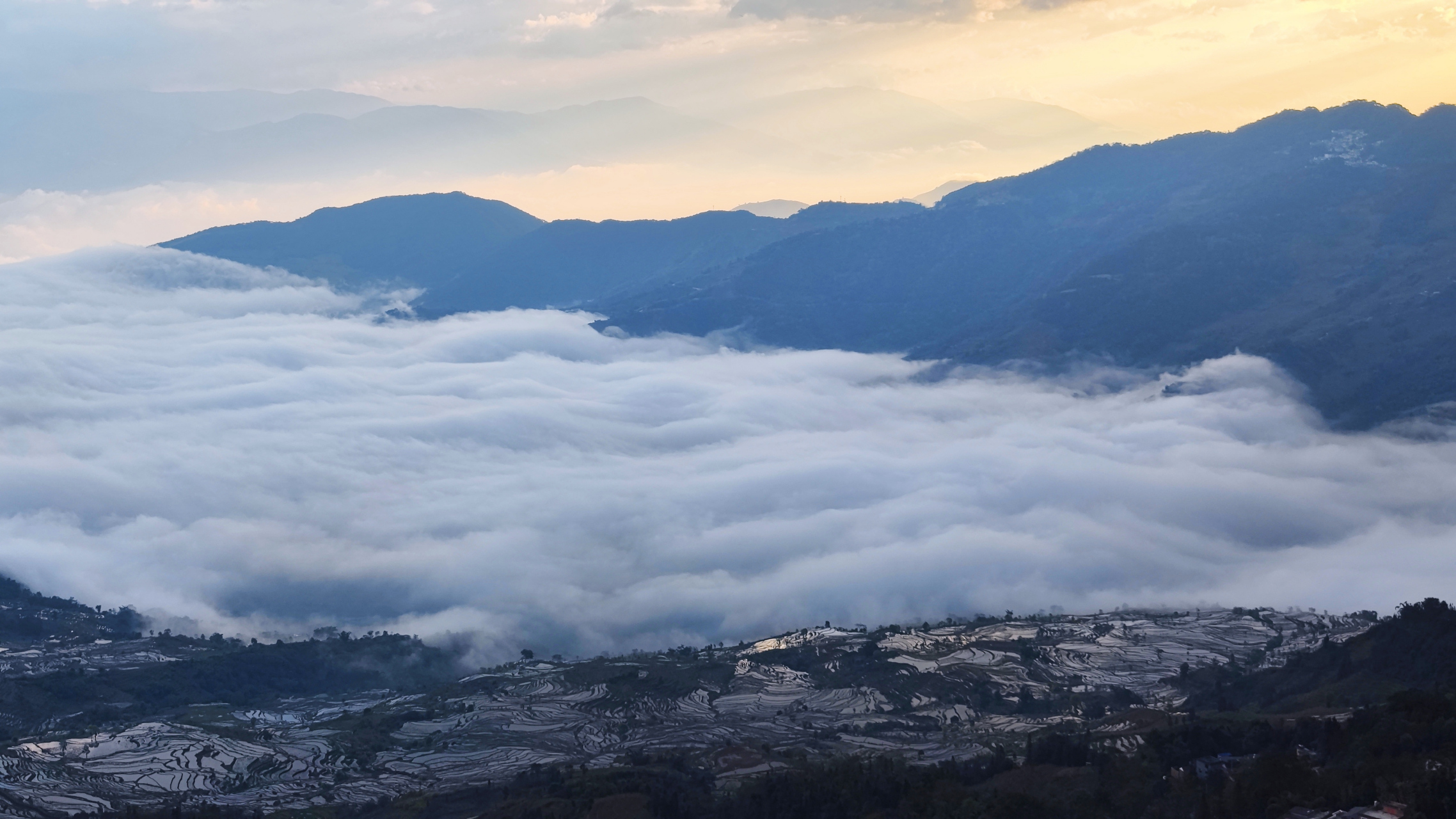 云南红河撒玛坝梯田图片