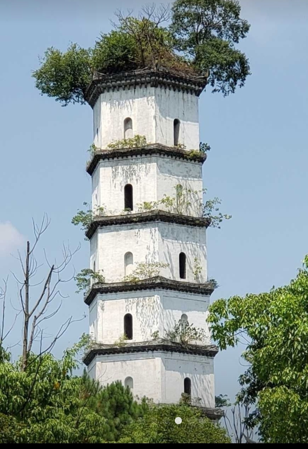 文成塔位于江西玉山县城西回龙山上,前临冰溪河,西畔