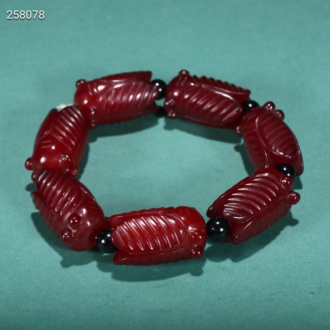 旧藏 高古玉蝉手串. 规格:珠径3*1.8cm重103g