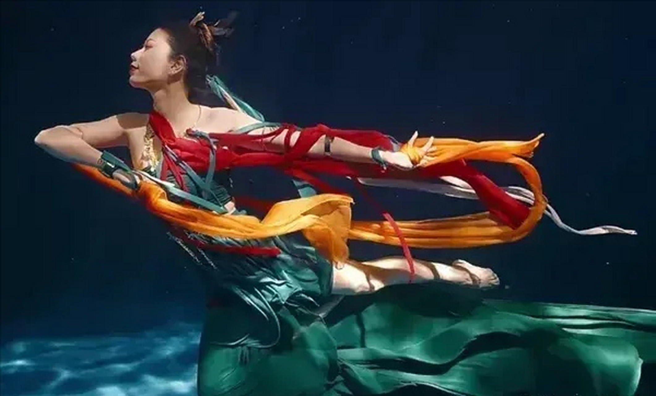 河南卫视:大家好,现在为大家表演舞蹈"水下洛神.
