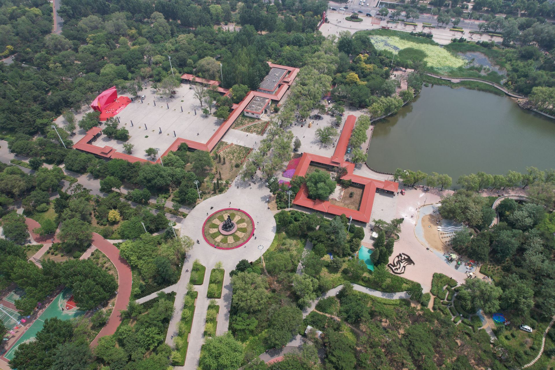 谈及沈阳,不得不提那承载着无数汗水与欢笑的铁西劳动公园.