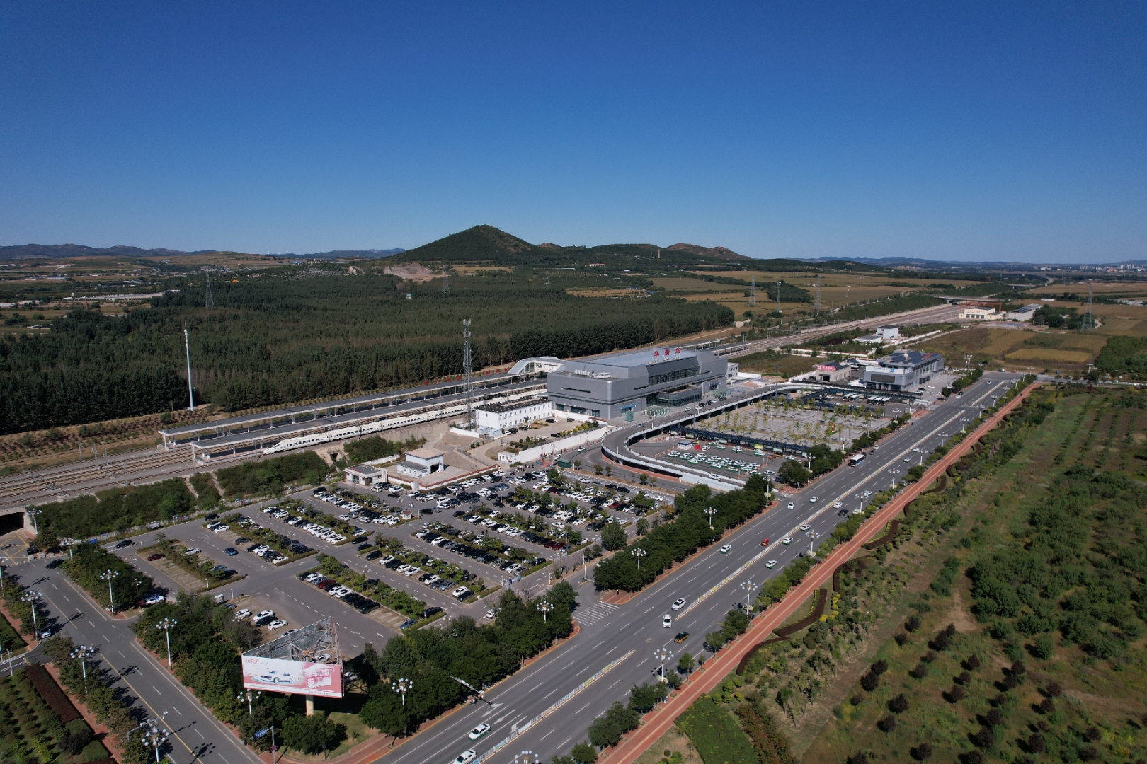 阜新站匠心独运,秉承"河水轻抚灵石,金石终启辉煌"