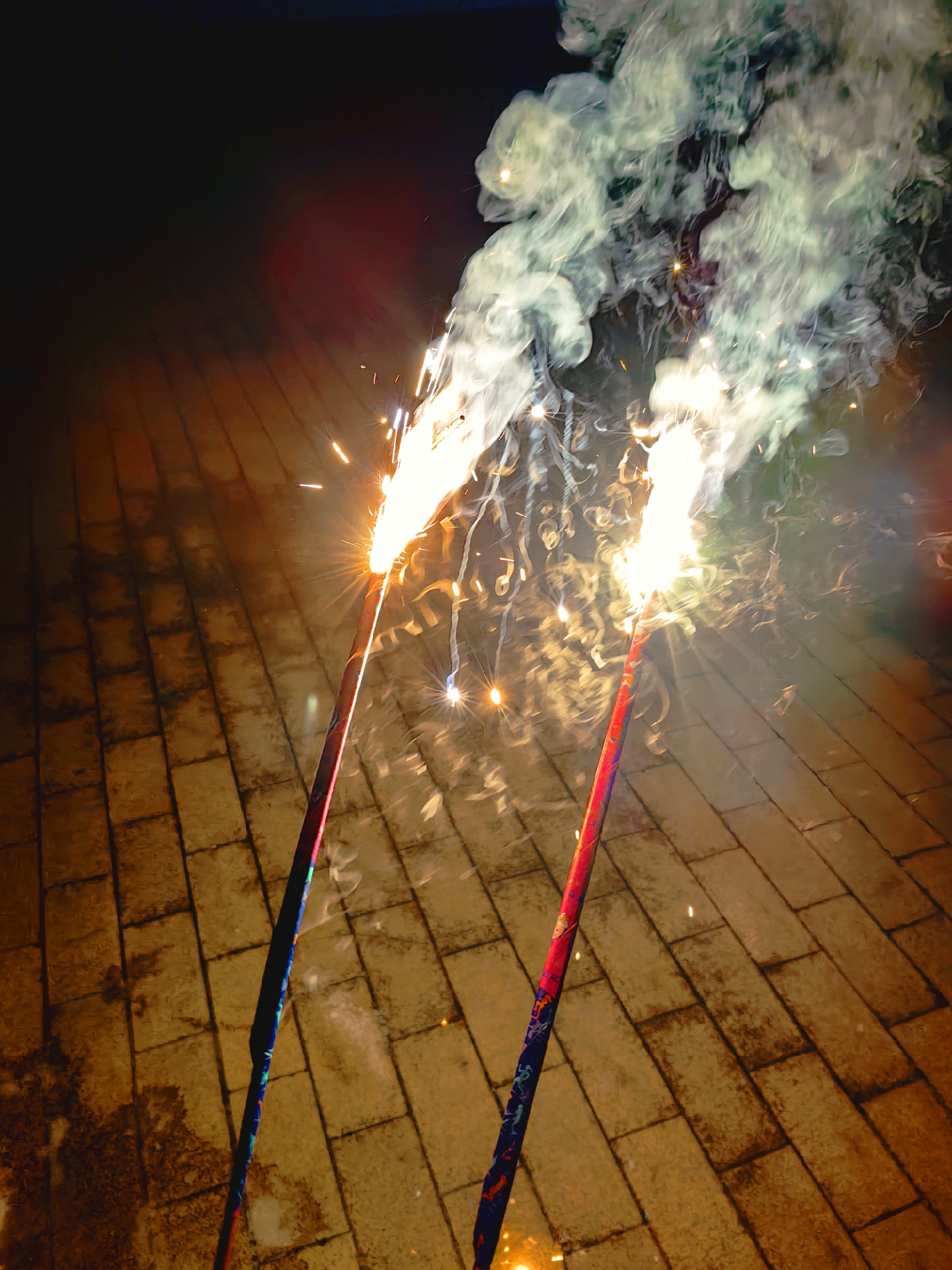 学习摄影.图一是仙女棒烟花.图二风景.图三抬头看树