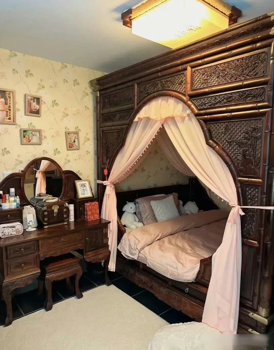 古老的家具很土,现在看起来还不错,有种上古豪门大家闺秀闺房的感觉