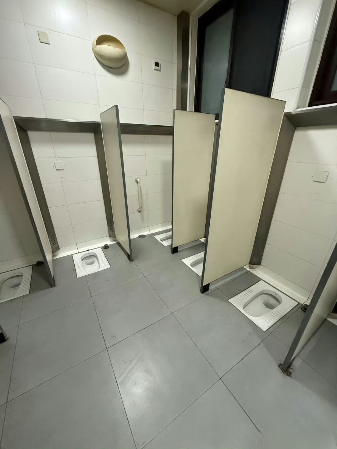 这种不安门的公厕,蹲着很尴尬!