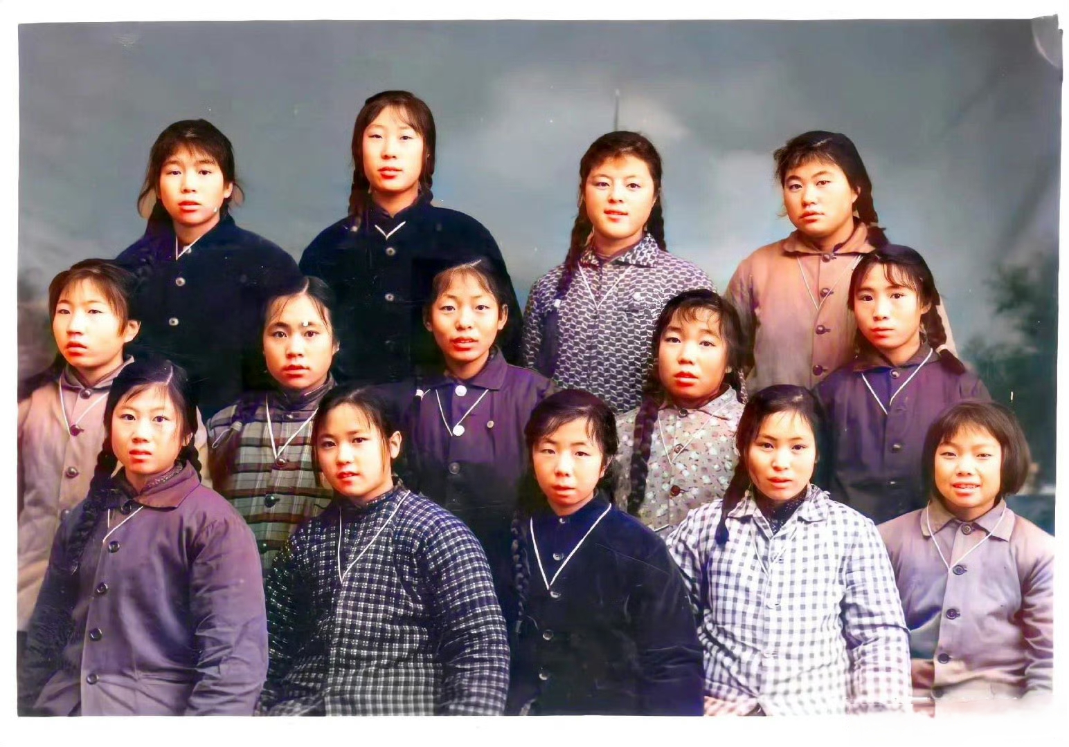 这是70年代的女孩,那时的打扮都差不多