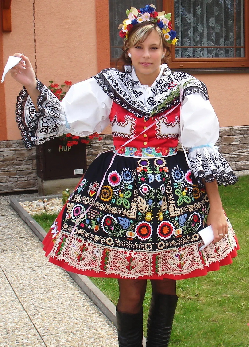 捷克女性的传统服饰,以其夸张的泡泡袖与绚烂如花的蓬蓬裙,仿佛直接从