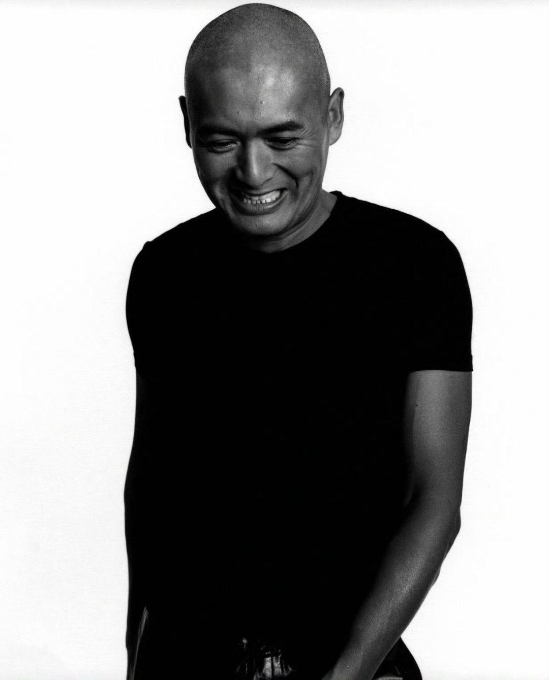 光头造型的周润发依然很帅,比现在的小鲜肉帅多了