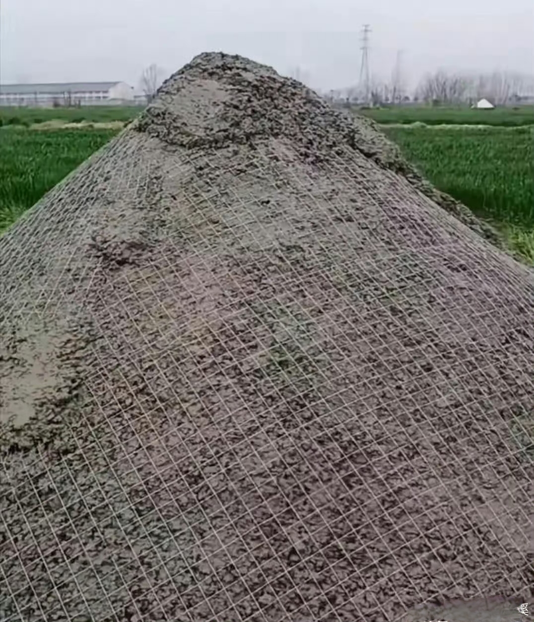 水泥,钢筋盖坟~搞这么结实为了什么?