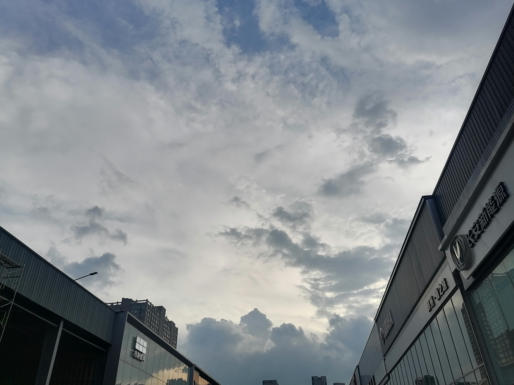 四面边声连角起, 千嶂里,长烟落日孤城闭.