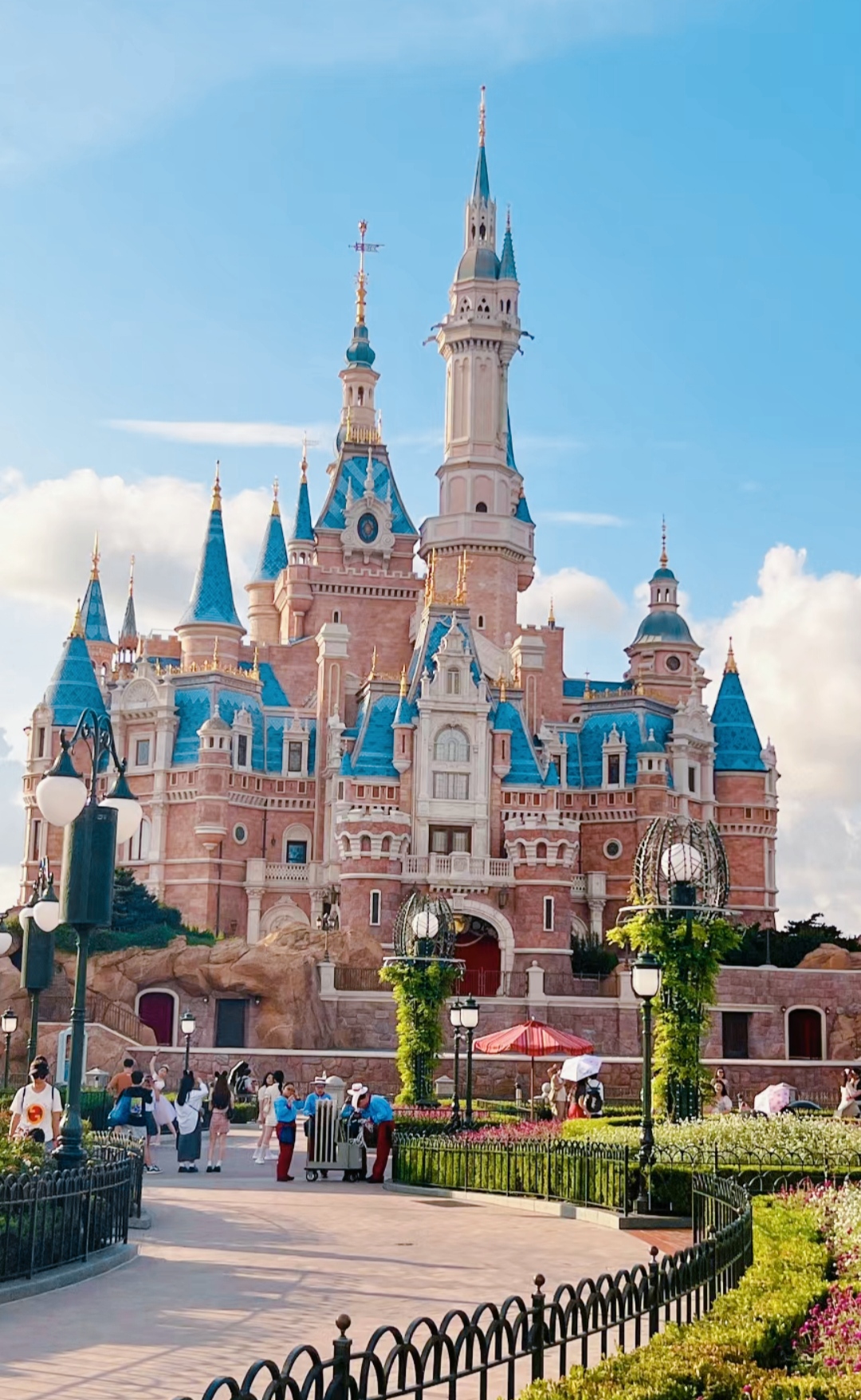 上海迪士尼乐园位于中国上海浦东新区,是一个大型主题公园.