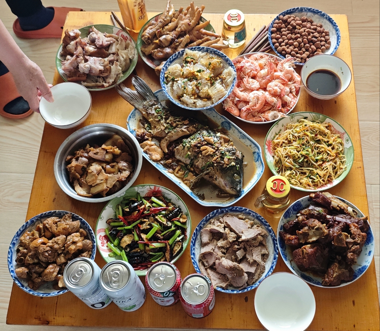 城市宝藏小吃店安利#一桌丰盛的年夜饭,桌上摆满了各式各样的美食