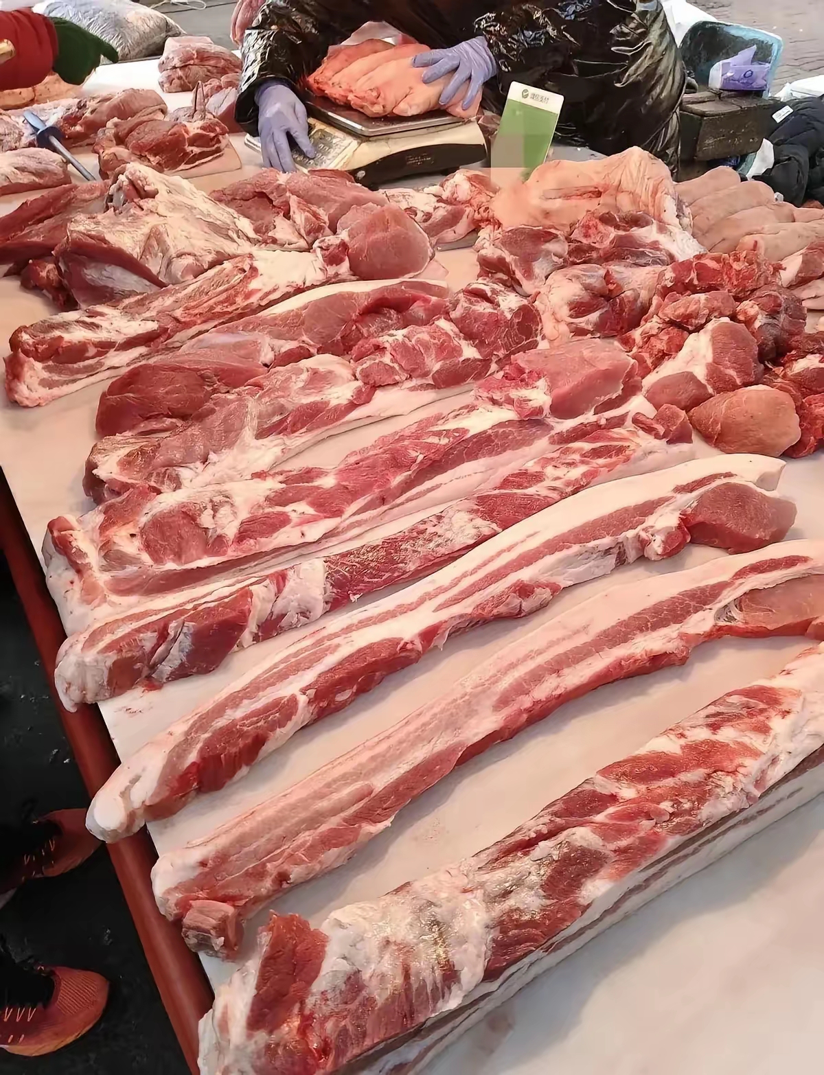 一个肉摊一天能卖多少斤肉(一个肉铺一天能卖多少斤牛肉)