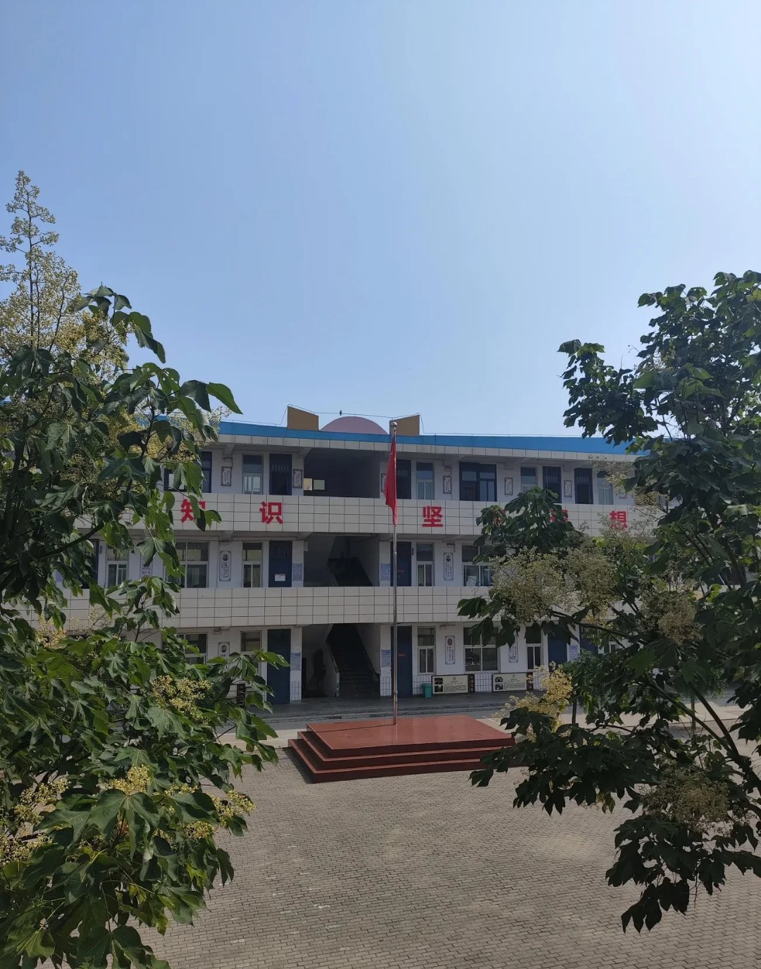 总务主任掌握着学校的财权,权力大到有时候连自己都觉得夸张