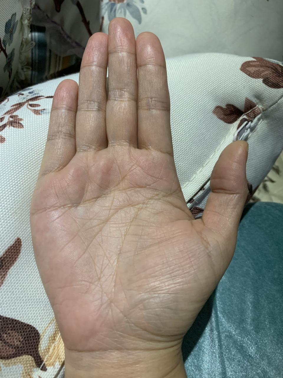 女生右手手掌请图解 有没有懂的看手相的,帮忙看看手相