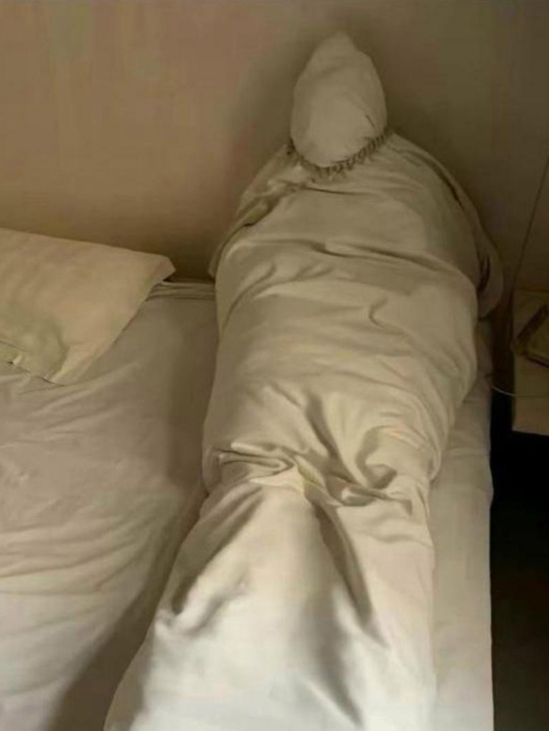 酒店里,一位客人退房离开了.可这一退,把打扫房间的阿姨吓得够呛!