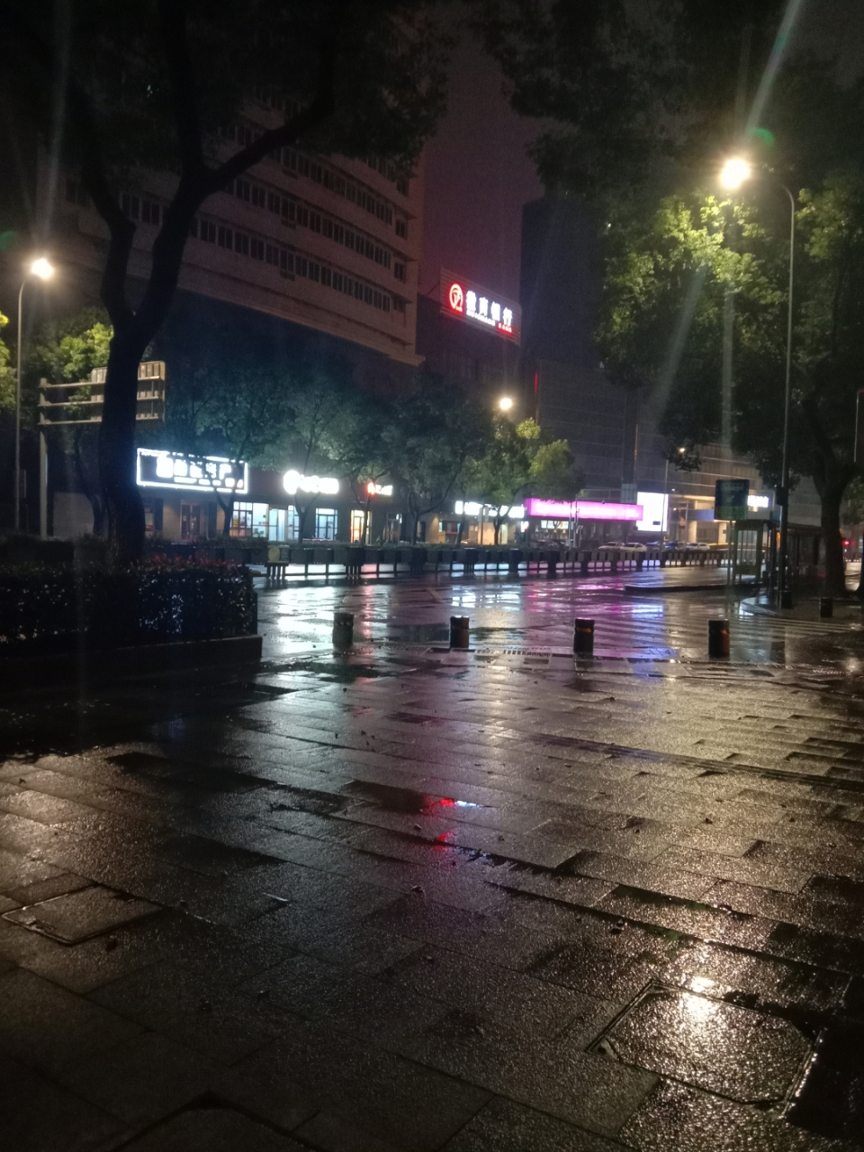 风雨中流浪街头 活的不明不白,如今34了,混到负债累累.