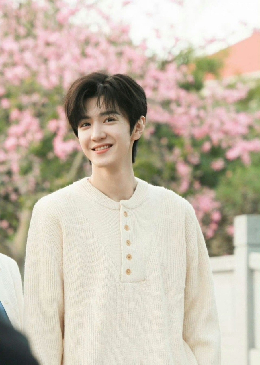 在最近的一次采访中,陈哲远被问及如何看待"待爆小生"这个称号.