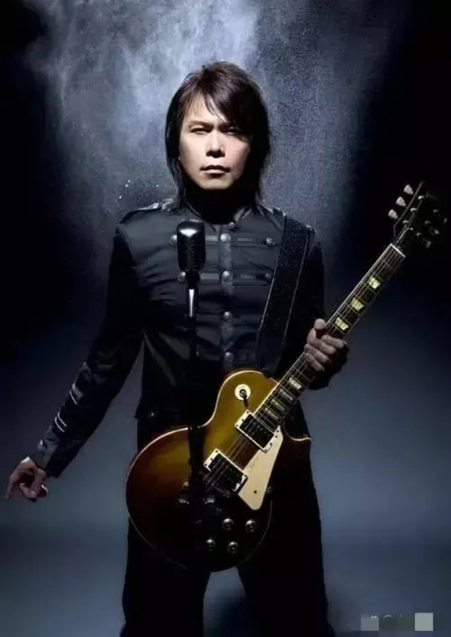 伍佰,这位来自中国台湾的摇滚歌手,以其独特的音乐风格和魅力深受大众